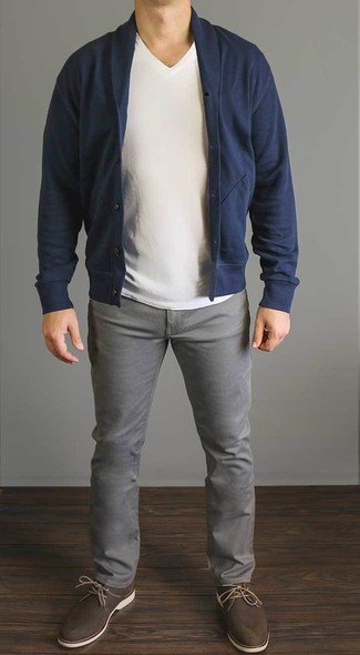 Quale jeans indossare con chukka marroni in primavera 2025 in modo casual: Punta su un cardigan con collo a scialle blu scuro e jeans per vestirti casual. Completa questo look con un paio di chukka marroni. Un outfit magnifico per essere molto elegante e trendy anche in questi mesi primaverili.
