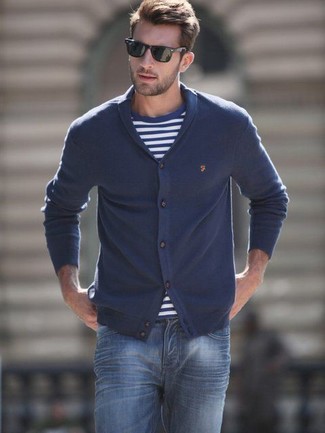 Come indossare e abbinare un cardigan blu per un uomo di 30 anni in modo casual: Scegli un outfit composto da un cardigan blu e jeans blu scuro per un look semplice, da indossare ogni giorno.