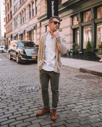 Quale chukka indossare con jeans verde scuro per un uomo di 30 anni: Metti un cardigan con collo a scialle beige e jeans verde scuro per un look raffinato per il tempo libero. Chukka sono una gradevolissima scelta per completare il look.