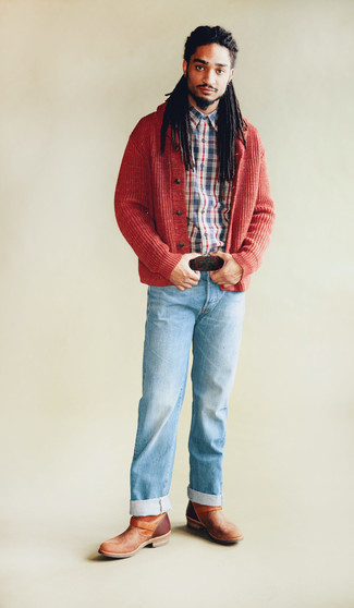 Quale jeans indossare con stivali chelsea marrone scuro in modo smart-casual: Potresti abbinare un cardigan con collo a scialle rosso con jeans per affrontare con facilità la tua giornata. Scegli un paio di stivali chelsea marrone scuro per un tocco virile.