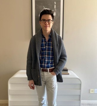 Come indossare e abbinare un cardigan grigio per un uomo di 20 anni: Prova ad abbinare un cardigan grigio con chino bianchi se preferisci uno stile ordinato e alla moda.