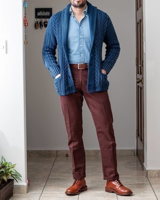 Quale stivaletti brogue indossare con un cardigan blu: Coniuga un cardigan blu con chino marroni per un look da sfoggiare sul lavoro. Stivaletti brogue daranno lucentezza a un look discreto.