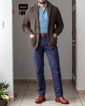 Quale scarpe brogue indossare con chino blu per un uomo di 30 anni: Scegli un outfit composto da un cardigan con collo a scialle marrone scuro e chino blu se preferisci uno stile ordinato e alla moda. Scarpe brogue impreziosiranno all'istante anche il look più trasandato.