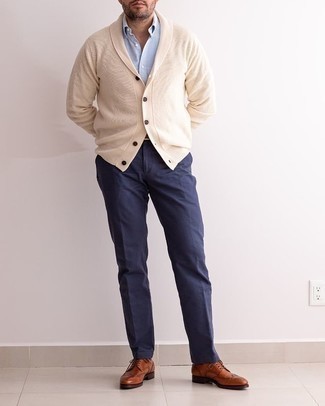 Come indossare e abbinare un cardigan beige per un uomo di 30 anni: Opta per un cardigan beige e chino blu scuro per essere elegante ma non troppo formale. Scarpe brogue in pelle marroni impreziosiranno all'istante anche il look più trasandato.