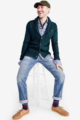 Quale jeans indossare con scarpe da barca marrone chiaro: Mostra il tuo stile in un cardigan con collo a scialle verde scuro con jeans per un look semplice, da indossare ogni giorno. Scarpe da barca marrone chiaro sono una validissima scelta per completare il look.