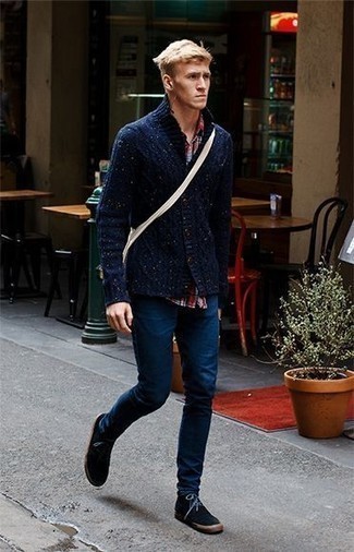 Quale jeans indossare con un cardigan con collo a scialle blu: Abbina un cardigan con collo a scialle blu con jeans per un look trendy e alla mano. Chukka in pelle scamosciata nere sono una buona scelta per completare il look.