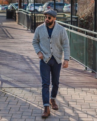 Come indossare e abbinare jeans blu scuro con un cardigan con collo a scialle grigio: Scegli un cardigan con collo a scialle grigio e jeans blu scuro per un look semplice, da indossare ogni giorno. Questo outfit si abbina perfettamente a un paio di stivali casual in pelle marroni.