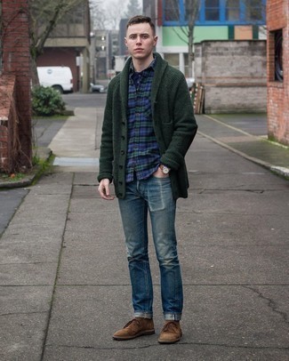 Quale jeans indossare con chukka marroni in modo smart-casual: Opta per un cardigan con collo a scialle verde scuro e jeans per un look spensierato e alla moda. Perfeziona questo look con un paio di chukka marroni.