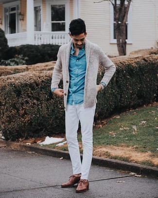 Quale cardigan indossare con scarpe oxford marrone scuro: Prova a combinare un cardigan con jeans bianchi per vestirti casual. Scarpe oxford marrone scuro daranno lucentezza a un look discreto.