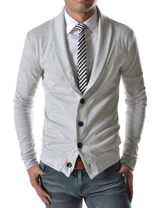 Come indossare e abbinare una cravatta a righe verticali nera e bianca per un uomo di 30 anni in primavera 2024: Combina un cardigan con collo a scialle grigio con una cravatta a righe verticali nera e bianca come un vero gentiluomo. Ecco un look primaverile perfetto per il tuo.