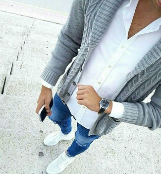 Come indossare e abbinare jeans strappati blu quando fa caldo in modo casual: Coniuga un cardigan con collo a scialle grigio con jeans strappati blu per un outfit rilassato ma alla moda. Per un look più rilassato, indossa un paio di scarpe sportive bianche.