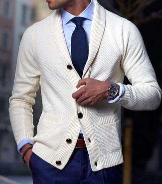 Come indossare e abbinare un cardigan beige con pantaloni eleganti blu in primavera 2024: Indossa un cardigan beige e pantaloni eleganti blu come un vero gentiluomo. È eccellente idea per la primavera!