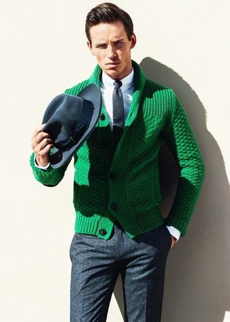 Come indossare e abbinare un maglione verde per un uomo di 30 anni quando fa caldo in modo formale: Metti un maglione verde e pantaloni eleganti di lana grigio scuro per una silhouette classica e raffinata