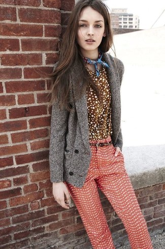 Come indossare e abbinare una cintura leopardata per una donna di 17 anni quando fa caldo in modo smart-casual: Prova a combinare un cardigan con collo a scialle grigio con una cintura leopardata per essere casual.