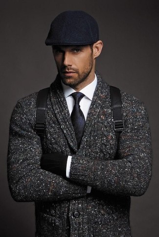 Come indossare e abbinare una cravatta nera per un uomo di 30 anni in modo smart-casual: Abbina un cardigan con collo a scialle grigio scuro con una cravatta nera per un look elegante e alla moda.