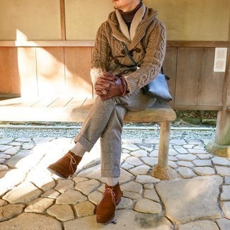 Quale chukka indossare con un dolcevita marrone: Coniuga un dolcevita marrone con pantaloni eleganti di lana grigi per un look elegante e alla moda. Mettiti un paio di chukka per avere un aspetto più rilassato.