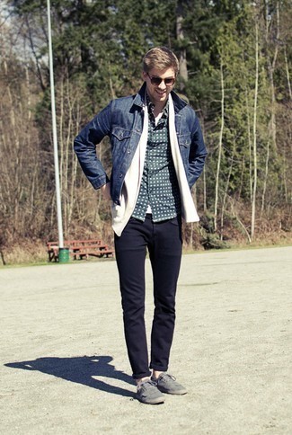 Look alla moda per uomo: Cardigan con collo a scialle bianco, Giacca di jeans blu scuro, Camicia a maniche corte stampata verde scuro, Canotta bianca