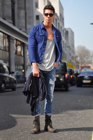 Come indossare e abbinare jeans blu scuro con un cardigan blu scuro: Coniuga un cardigan blu scuro con jeans blu scuro per un look semplice, da indossare ogni giorno. Indossa un paio di stivali casual marrone scuro per un tocco virile.