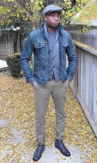 Quale giacca di jeans indossare con stivali casual blu scuro in autunno 2024 in modo smart-casual: Combina una giacca di jeans con chino grigi per vestirti casual. Indossa un paio di stivali casual blu scuro per dare un tocco classico al completo. Un outfit magnifico per essere molto elegante e trendy anche in autunno.