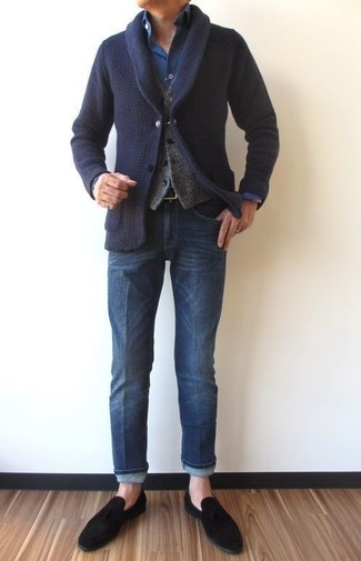 Come indossare e abbinare jeans blu con un gilet grigio scuro quando fa caldo: Prova ad abbinare un gilet grigio scuro con jeans blu per un look elegante e alla moda. Ti senti creativo? Completa il tuo outfit con un paio di mocassini eleganti in pelle scamosciata neri.