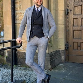 Quale scarpe oxford indossare con un cardigan grigio per un uomo di 30 anni: L'abbinamento di un cardigan grigio e pantaloni eleganti grigi ti donerà un aspetto forte e sicuro. Rifinisci il completo con un paio di scarpe oxford.
