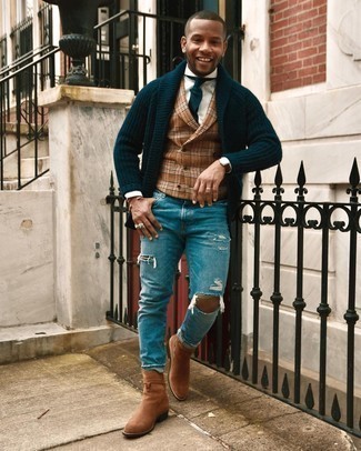 Quale jeans indossare con stivali chelsea marrone scuro in modo smart-casual: Combina un cardigan con collo a scialle blu scuro con jeans per un look raffinato per il tempo libero. Scegli uno stile classico per le calzature e scegli un paio di stivali chelsea marrone scuro.
