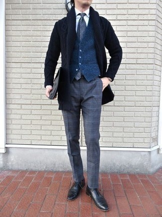 Quale cardigan indossare con un gilet blu: Punta su un cardigan e un gilet blu per essere sofisticato e di classe. Scarpe oxford in pelle nere sono una gradevolissima scelta per completare il look.