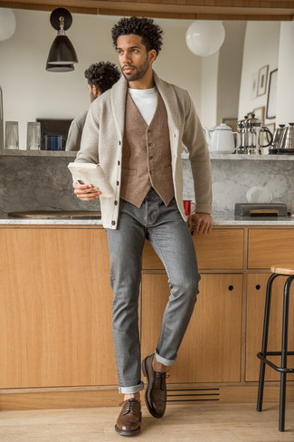 Quale jeans indossare con scarpe brogue marroni per un uomo di 30 anni: Vestiti con un cardigan con collo a scialle beige e jeans per un look raffinato per il tempo libero. Scegli un paio di scarpe brogue marroni come calzature per dare un tocco classico al completo.