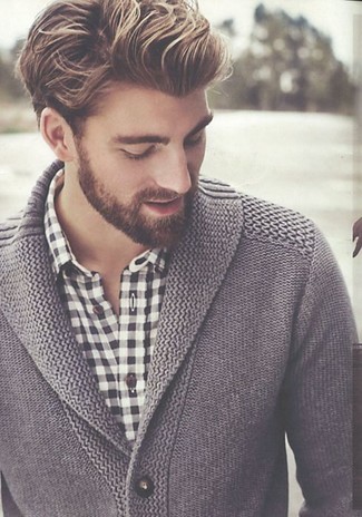 Come indossare e abbinare un cardigan grigio scuro in modo smart-casual: Coniuga un cardigan grigio scuro con una camicia a maniche lunghe a quadretti blu scuro e bianca per creare un look smart casual.