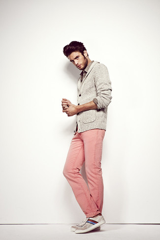 Come indossare e abbinare un cardigan grigio scuro quando fa caldo: Metti un cardigan grigio scuro e jeans rosa per un look spensierato e alla moda. Scegli uno stile casual per le calzature con un paio di sneakers basse a righe orizzontali grigie.