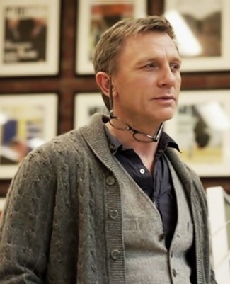Look di Daniel Craig: Cardigan con collo a scialle grigio, Gilet di lana grigio, Camicia a maniche lunghe nera