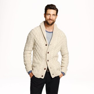 Come indossare e abbinare un maglione girocollo grigio con un cardigan grigio per un uomo di 30 anni: Combina un cardigan grigio con un maglione girocollo grigio, perfetto per il lavoro.