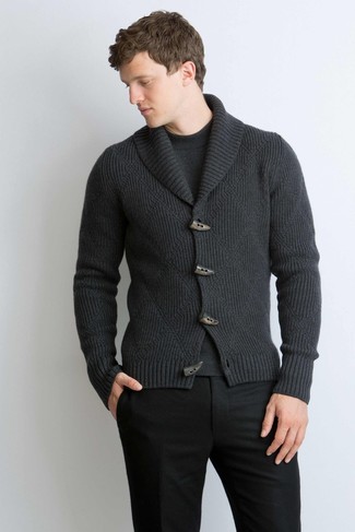 Come indossare e abbinare un maglione girocollo grigio per un uomo di 30 anni quando fa caldo in modo smart-casual: Indossa un maglione girocollo grigio con pantaloni eleganti di lana neri come un vero gentiluomo.