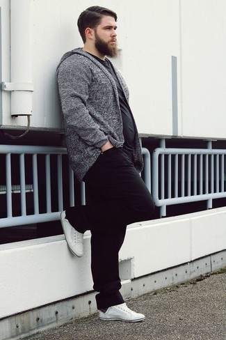 Look alla moda per uomo: Cardigan con collo a scialle grigio, T-shirt girocollo nera, Jeans neri, Sneakers basse di tela bianche