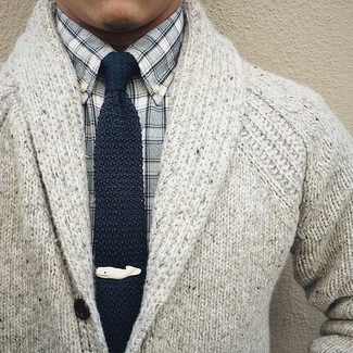 Come indossare e abbinare un cardigan grigio: Coniuga un cardigan grigio con una camicia a maniche lunghe a quadretti grigia per un look semplice, da indossare ogni giorno.