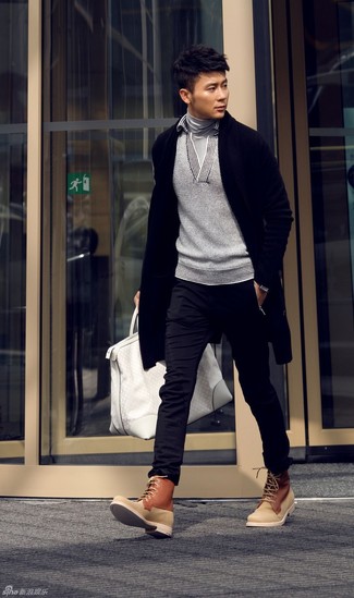 Look alla moda per uomo: Cardigan con collo a scialle nero, Maglione con collo a scialle grigio, Dolcevita grigio, Chino neri