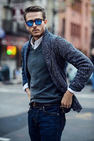 Come indossare e abbinare un maglione con scollo a v grigio: Punta su un maglione con scollo a v grigio e jeans blu scuro per un fantastico look da sfoggiare nel weekend.