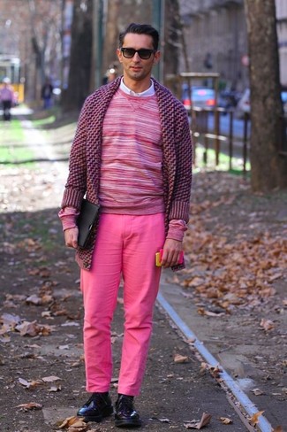 Quale scarpe derby indossare con chino rosa in autunno 2024: Abbina un cardigan con collo a scialle rosa con chino rosa per un look elegante ma non troppo appariscente. Impreziosisci il tuo outfit con un paio di scarpe derby. Ecco una magnifica idea per creare uno stupendo look autunnale.