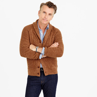 Come indossare e abbinare un maglione marrone per un uomo di 40 anni: Coniuga un maglione marrone con jeans blu scuro per un outfit comodo ma studiato con cura.
