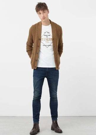 Quale jeans aderenti indossare con un cardigan marrone scuro: Punta su un cardigan marrone scuro e jeans aderenti per un fantastico look da sfoggiare nel weekend. Sfodera il gusto per le calzature di lusso e scegli un paio di stivali casual in pelle marrone scuro come calzature.