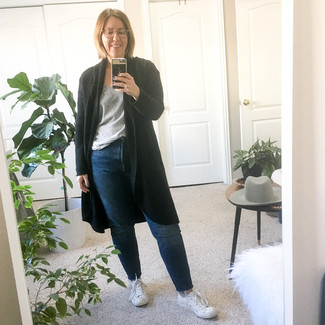 Quale jeans indossare con un cardigan nero per una donna di 40 anni: Scegli un cardigan nero e jeans per andare a prendere un caffè in stile casual. Per distinguerti dagli altri, scegli un paio di sneakers basse di tela bianche come calzature.