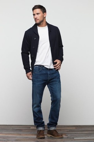 Come indossare e abbinare chukka con un cardigan in primavera 2025: Potresti combinare un cardigan con jeans blu per un look semplice, da indossare ogni giorno. Chukka sono una valida scelta per completare il look. Il look per i mesi primaverili, non preoccupatevi, ve lo consigliamo noi.
