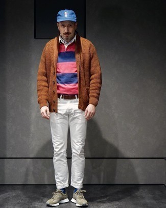 Look alla moda per uomo: Cardigan con collo a scialle marrone, Polo a righe orizzontali rosso e blu scuro, Jeans bianchi, Scarpe sportive verde oliva