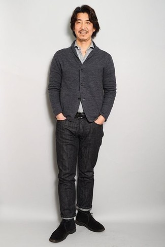 Come indossare e abbinare jeans neri in modo smart-casual: Potresti indossare un cardigan con collo a scialle grigio scuro e jeans neri per un look trendy e alla mano. Chukka in pelle scamosciata nere sono una validissima scelta per completare il look.