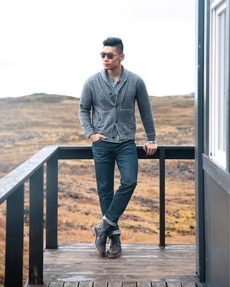Come indossare e abbinare stivali casual con jeans quando fa caldo in modo smart-casual: Scegli un cardigan con collo a scialle grigio e jeans per un look semplice, da indossare ogni giorno. Stivali casual sono una buona scelta per completare il look.