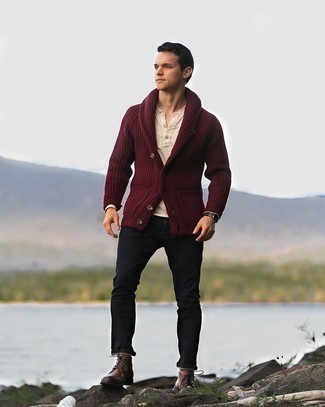 Come indossare e abbinare un cardigan rosso per un uomo di 30 anni: Potresti combinare un cardigan rosso con jeans neri per un look raffinato per il tempo libero. Chukka in pelle marrone scuro sono una splendida scelta per completare il look.
