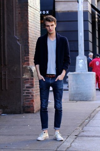 Quale jeans indossare con un cardigan blu scuro: Abbina un cardigan blu scuro con jeans per un look raffinato per il tempo libero. Sneakers basse bianche danno un tocco informale al tuo abbigliamento.