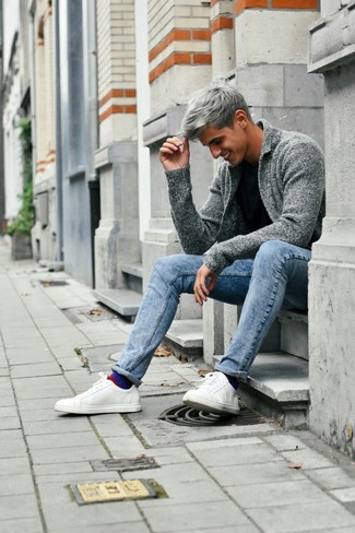 Come indossare e abbinare jeans con sneakers basse per un uomo di 17 anni in modo casual: Combina un cardigan con collo a scialle grigio con jeans per un look raffinato per il tempo libero. Indossa un paio di sneakers basse per un tocco più rilassato.