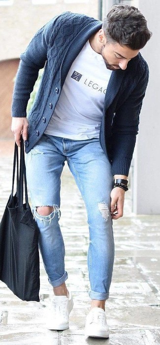 Look alla moda per uomo: Cardigan con collo a scialle blu scuro, T-shirt girocollo stampata bianca, Jeans aderenti strappati azzurri, Sneakers basse in pelle bianche