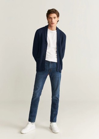 Quale jeans indossare con un cardigan blu: Indossa un cardigan blu e jeans per un look spensierato e alla moda. Opta per un paio di scarpe sportive bianche per un tocco più rilassato.